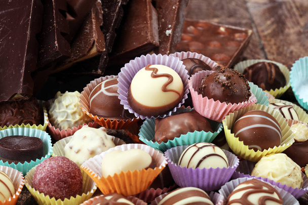 een heleboel verschillende chocolade pralines, Belgische zoetwaren gourm - Foto, afbeelding