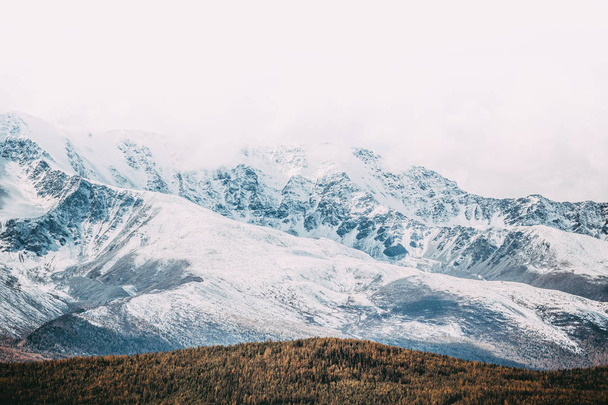 Bela vista da cordilheira com picos cobertos de neve. Paisagem de vales de montanha e falésias
. - Foto, Imagem