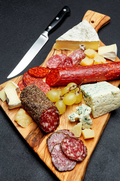 Cold meat cheese plate with salami sausage and cheese - Valokuva, kuva