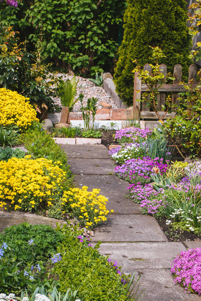 Szép otthon kerti allokációs tavasszal - Fotó, kép