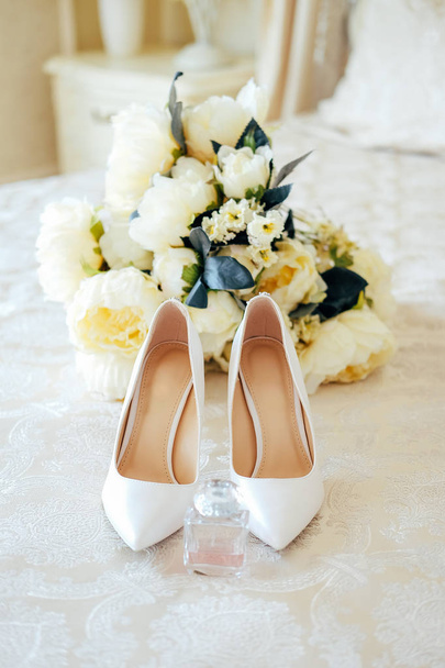 Bridal morning. Getting ready for the ceremony. Shoes, flowers a - Zdjęcie, obraz