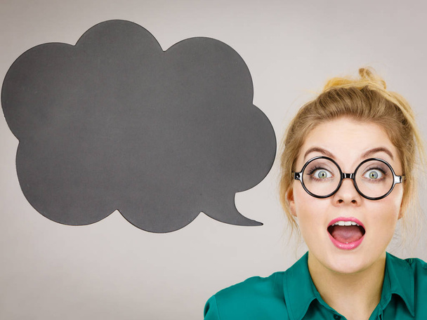 Shocked business woman with thinking bubble - 写真・画像