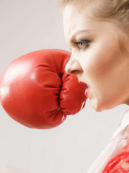 Woman wearing boxing gloves - Foto, Bild