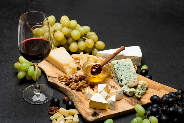 various types of cheese - brie, camembert, roquefort and cheddar and wine - Zdjęcie, obraz