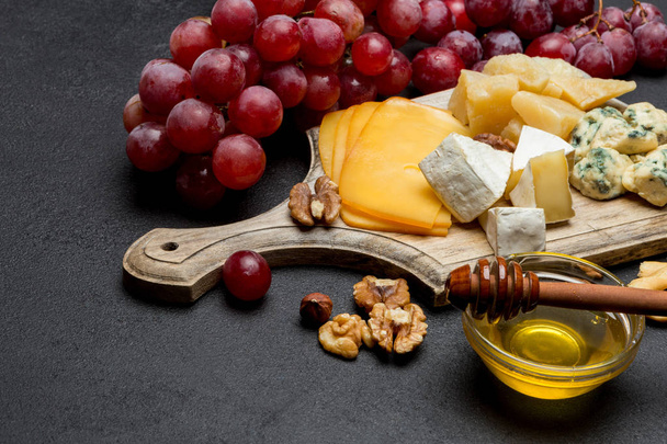 various types of cheese - brie, camembert, roquefort and cheddar - Fotografie, Obrázek