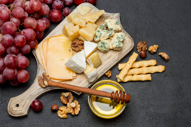 various types of cheese - brie, camembert, roquefort and cheddar - Foto, Imagem