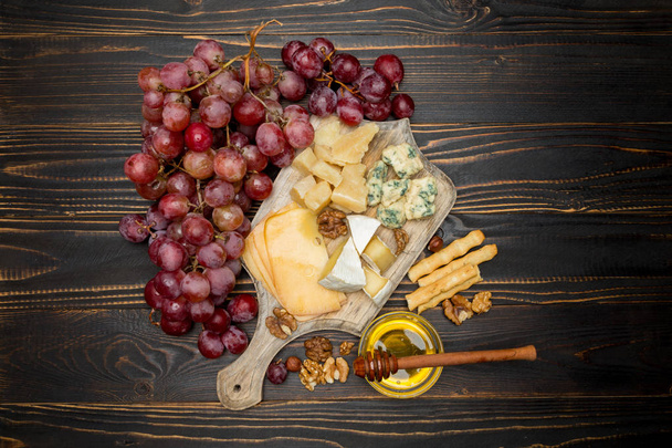 various types of cheese - brie, camembert, roquefort and cheddar - Fotografie, Obrázek