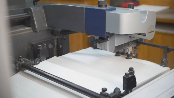 Equipo de impresión de prensa de producción en tipografía
 - Foto, Imagen