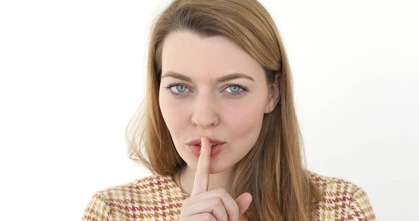 Женщина Жестикулирует пальцем молчания на губах
 - Фото, изображение