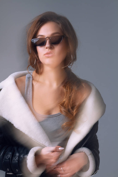 Elegante retrato de belleza con gafas de una chica de moda con maquillaje y cabello
 - Foto, Imagen
