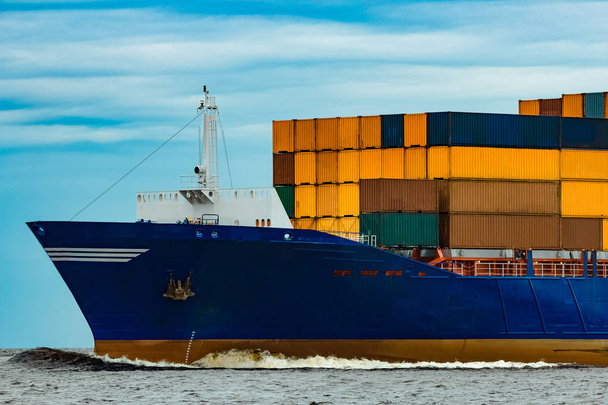 Niebieski kontenerowiec w pełni załadowany ruchomych od morza - Zdjęcie, obraz