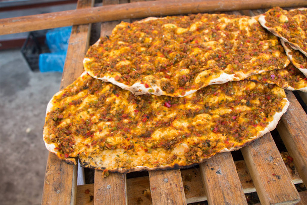 Lahmacun, Турецька піца млинець з м'ясом, заповнення - Фото, зображення