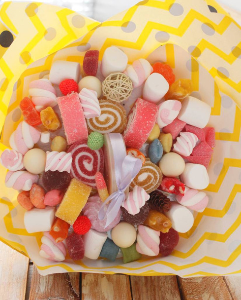 Doces coloridos de buquê de doces
 - Foto, Imagem