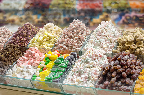 Traditionelle türkische Süßigkeiten, Rahat Lukum, Feigen, Datteln und Tee - Foto, Bild