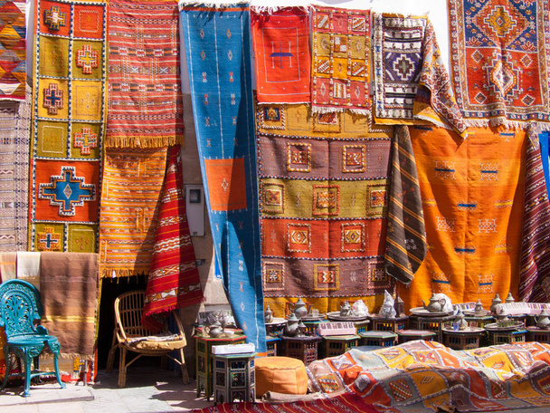 alfombra en las calles del norte de África essaouira
 - Foto, Imagen