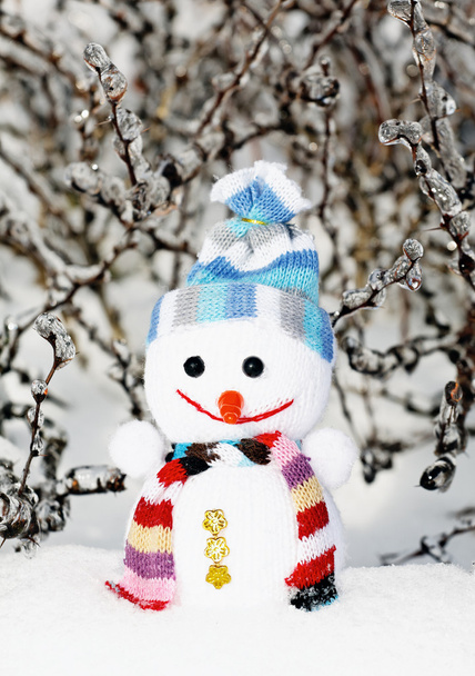 усміхнений сніговик на снігу як іграшка без назви
 - Фото, зображення