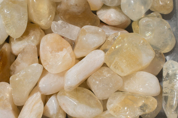  Драгоценный камень в виде минеральной породы
  - Фото, изображение