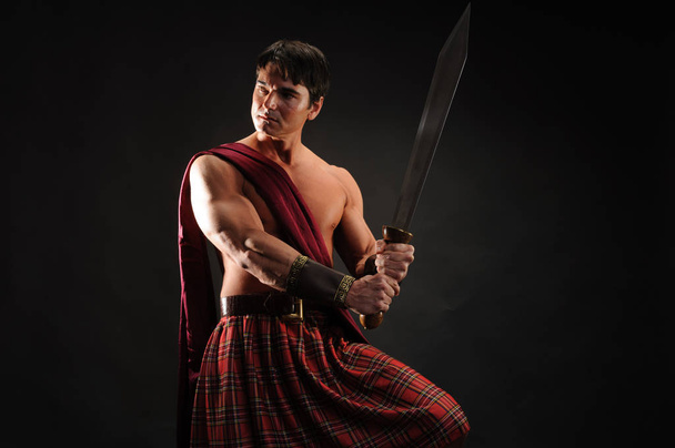 yakışıklı highlander parlak bir kılıç tutan - Fotoğraf, Görsel