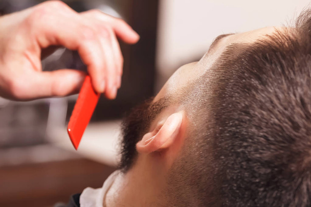 Vágás a szakáll borotválkozás gép által a professzionális fodrász fodrász fodrász üzletben - Fotó, kép