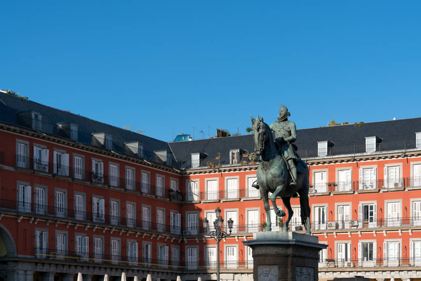 Madridi úti cél. Iii. Fülöp Plaza Mayor szobra.  - Fotó, kép