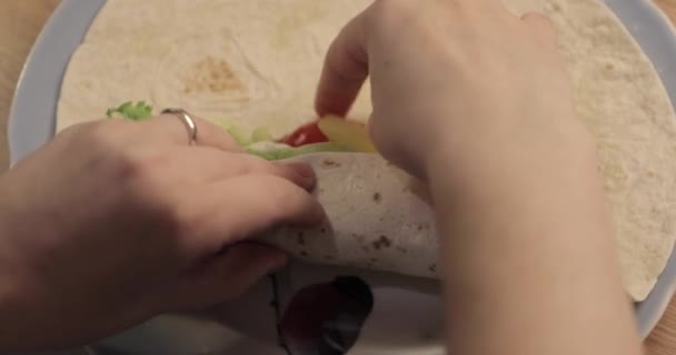 home fast food cooking close-up - Materiał filmowy, wideo