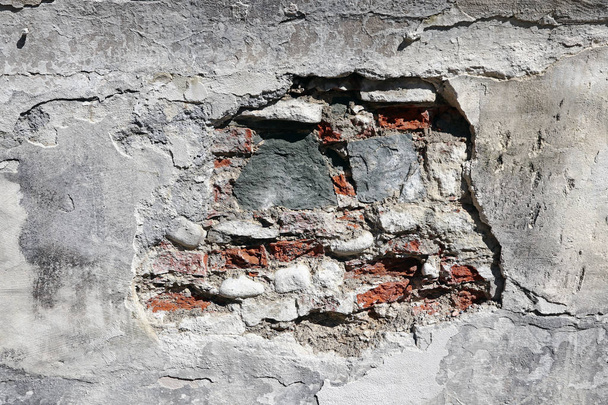 Un punto danneggiato su un muro di casa
 - Foto, immagini