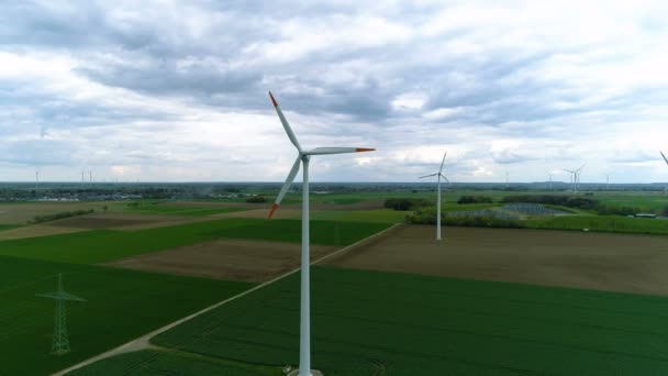 drone tiro de um campo cheio de moinhos de vento
 - Filmagem, Vídeo