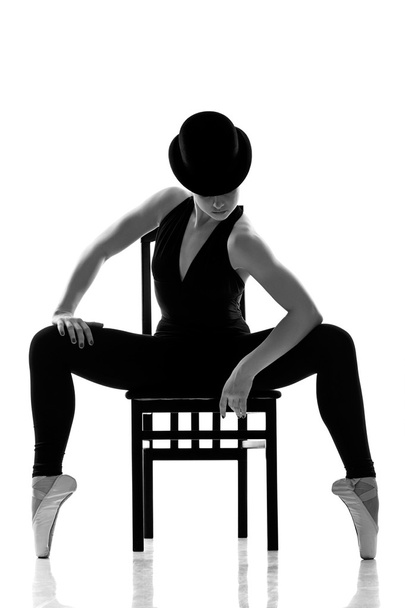 Kaunis nuori ballerina istuu tuolilla. Eristetty
 - Valokuva, kuva