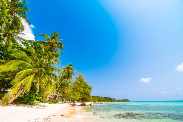 Beautiful paradise island with sea and beach landscape - Foto, afbeelding