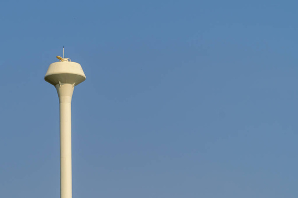 Vesisäiliö torni sininen taivas tausta
 - Valokuva, kuva