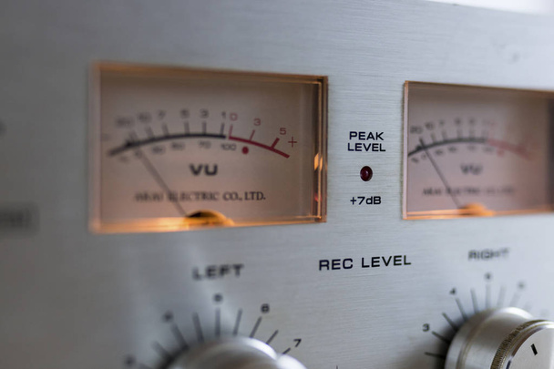 Primo piano dei contatori VU in un impianto stereo vintage
 - Foto, immagini