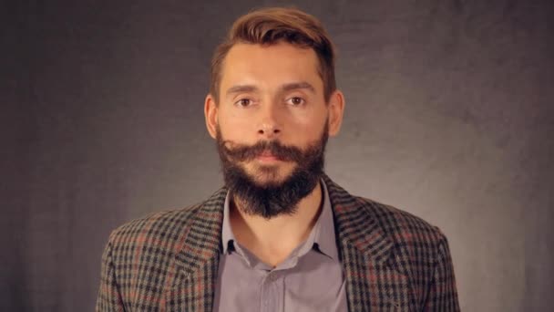 бородатий хіпстер показує схвалення знаку
 - Кадри, відео