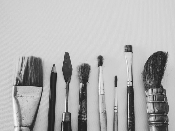 Art Tools, Brush Painting, trowel and Pencil on Canvas Backgroud in Black and White Art Style - Foto, Imagem