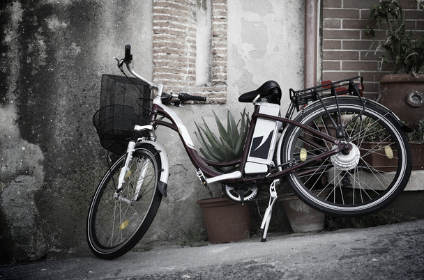 イタリア街 (エブラ島で壁にもたれてビンテージ スタイル自転車) - 写真・画像