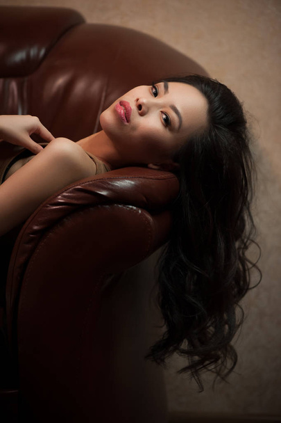 Young woman on the couch - Фото, изображение