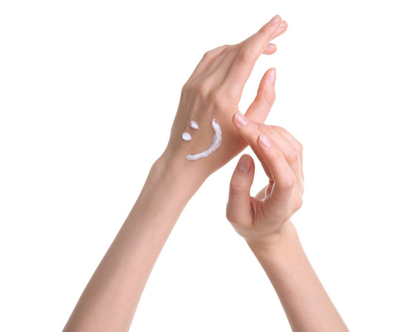 Jeune femme appliquant crème pour les mains sur fond blanc
 - Photo, image