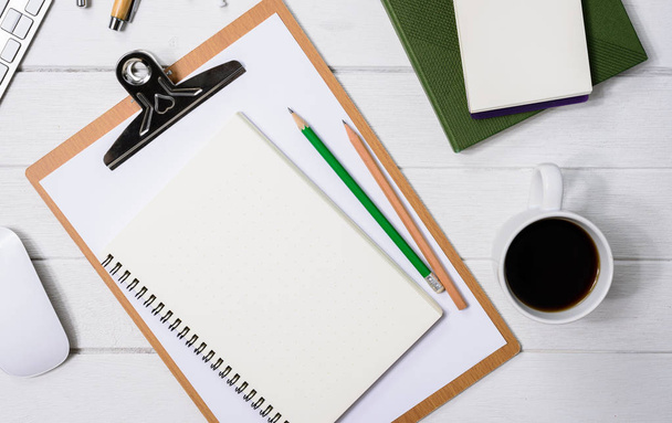 一杯のコーヒー、ノート、ペンと木製ホワイト オフィス デスク テーブル - 写真・画像