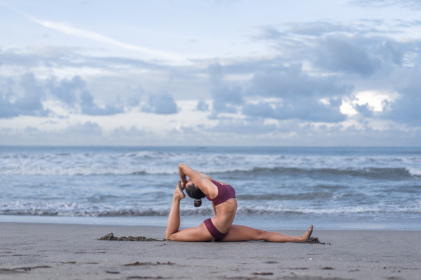 beoefenen van yoga - Foto, afbeelding