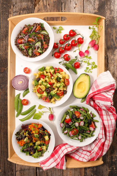 bols de salade de légumes sur table en bois
 - Photo, image