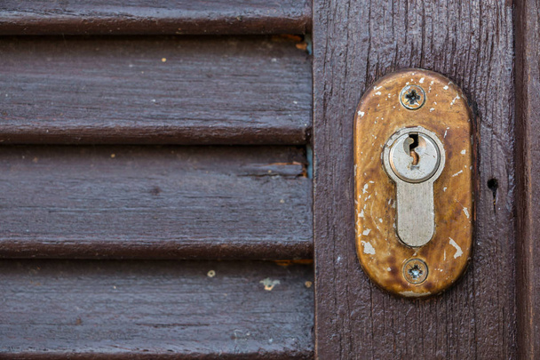 Fechadura de segurança para uma velha porta de madeira no jardim
 - Foto, Imagem