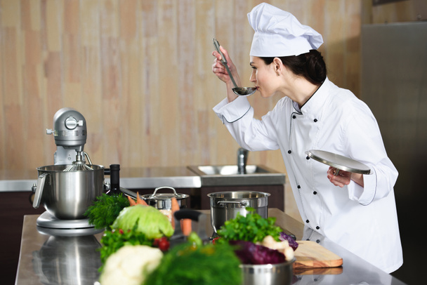 Plato degustación de chef femenino en la cocina del restaurante
 - Foto, Imagen