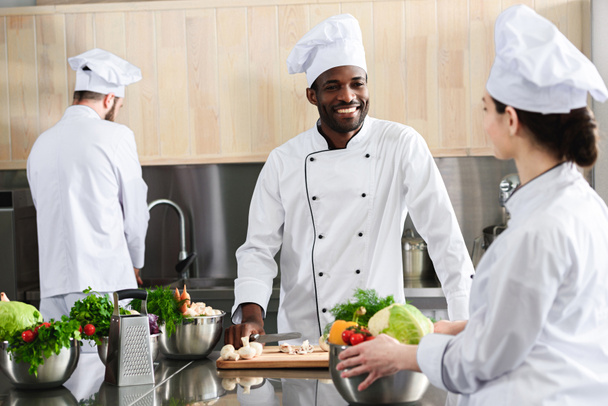 Multikulturní kuchaři pracují společně v kuchyňské lince - Fotografie, Obrázek