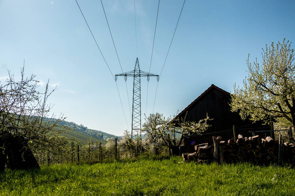 Strommast auf der grünen Wiese - Foto, Bild
