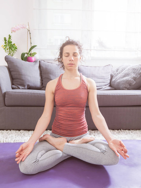 Kobieta praktykowania jogi i medytacji - Zdjęcie, obraz