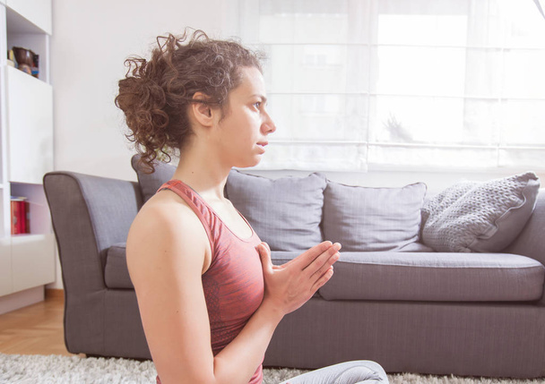 žena cvičí jógu a meditace - Fotografie, Obrázek