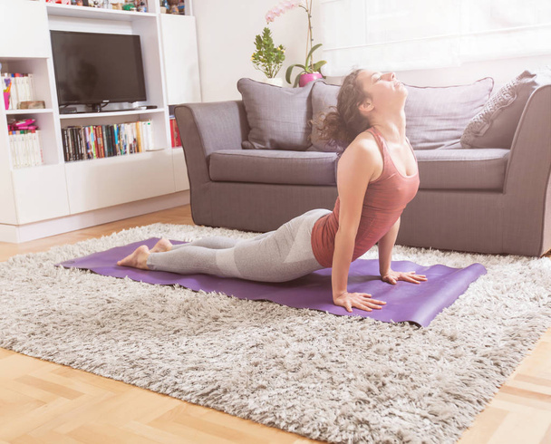 mujer practicando yoga  - Foto, Imagen