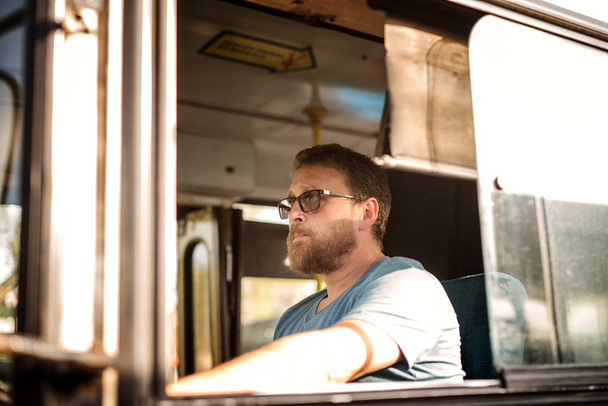 jovem barbudo bonito homem dirigindo ônibus
 - Foto, Imagem