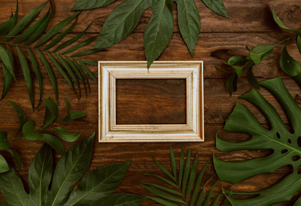 Flat lay tropical mock up with leaves - Foto, Imagen