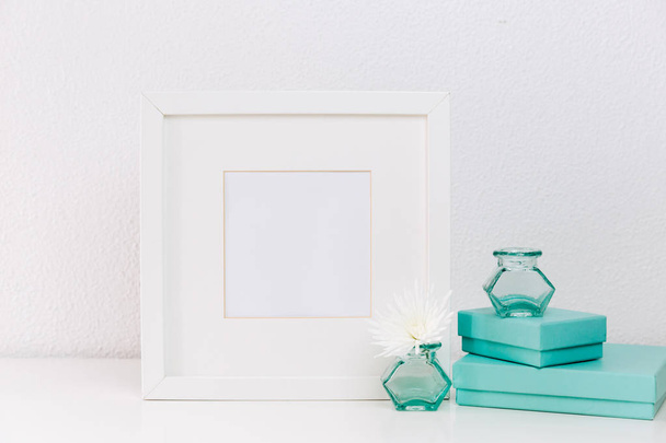 Minimalism mockup white frame with flower in vase . Home decor, Styled still life - Foto, Bild