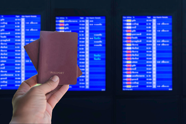 Control de la hora de los pasaportes y pasajero para viajes en aeropuerto int
 - Foto, Imagen
